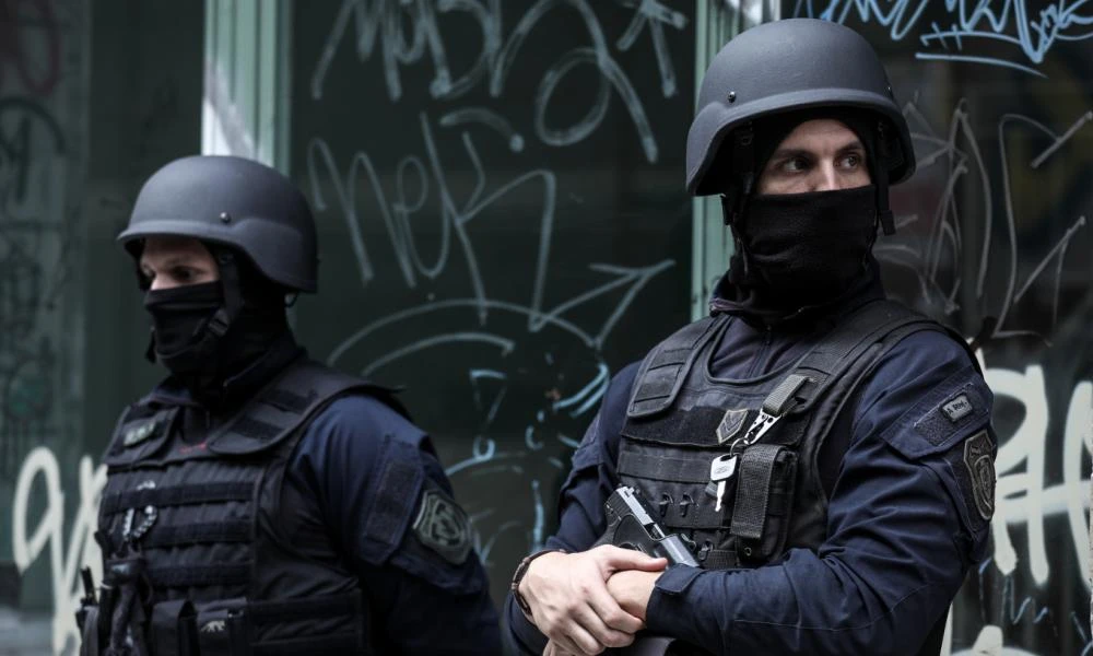 Επίθεση με μαχαίρι στην Ερμού: Στη ΜΕΘ παραμένει η 22χρονη, την έσωσε το σακίδιό της